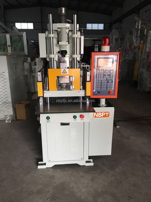 Kleine vertikale Kunststoffspritzgießmaschine VERTICAL 15T