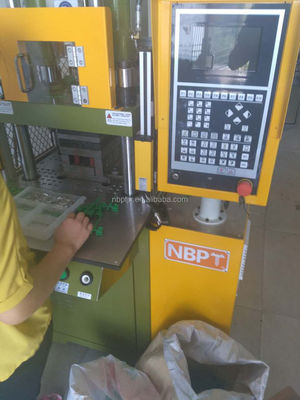 Kleine vertikale Kunststoffspritzgießmaschine VERTICAL 15T