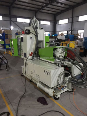 Vertikale Spritzgießmaschine