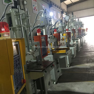 Vertikale Spritzgießmaschine PVC Vertikale Autogießmaschine