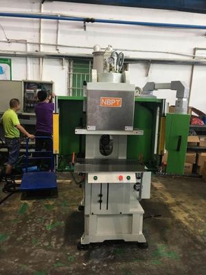 Hochleistungsmaschine C VERTICAL Vertikale Spritzgießmaschine