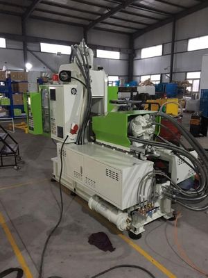 Hochleistungsmaschine C VERTICAL Vertikale Spritzgießmaschine